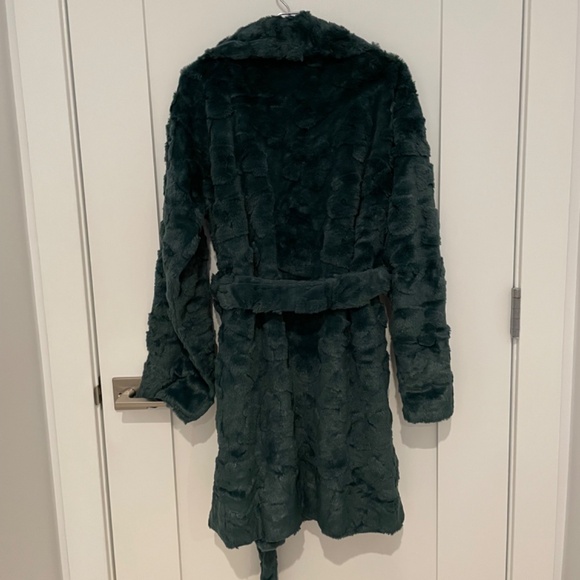 Victoria’s Secret - Pink Plush Robe and Slippers Set - Picture 2 of 7